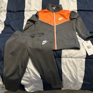 Brand new never worn Nike Toddler Boy jogging set. Size 4T